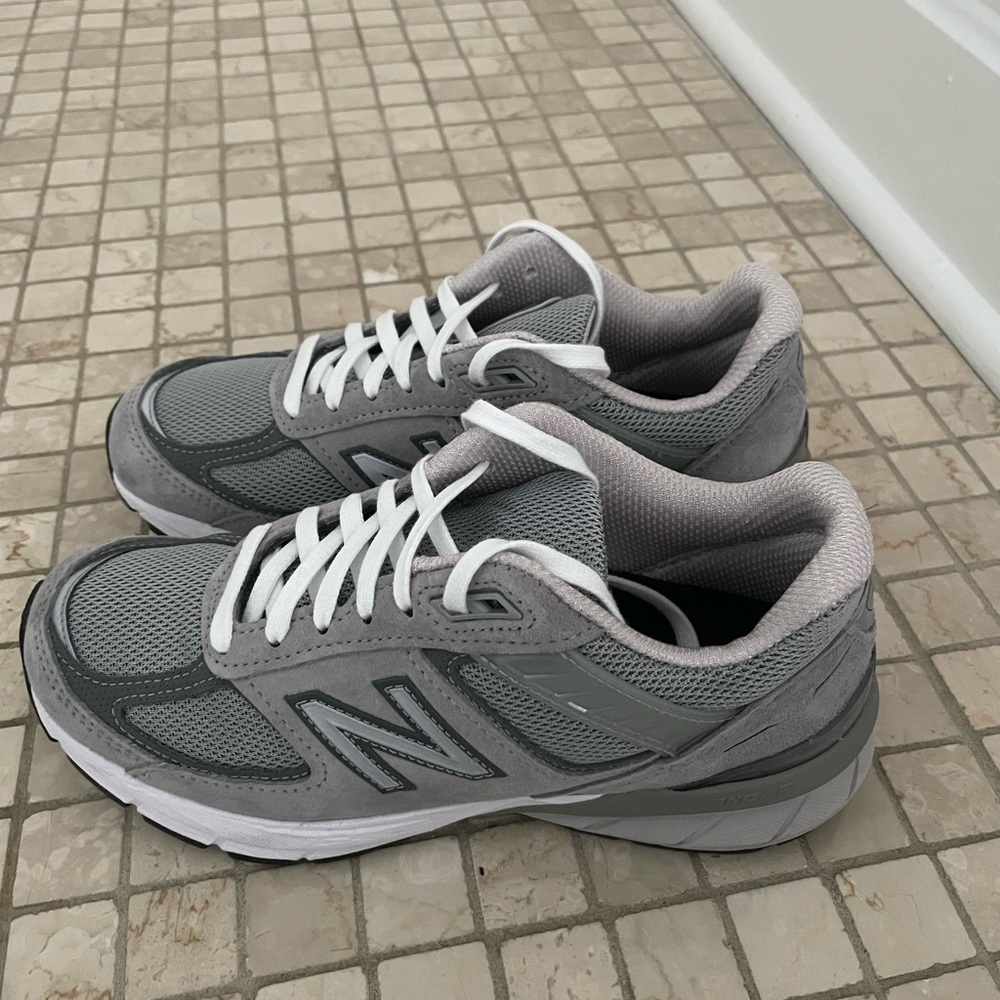 Women’s New Balance 990v5 Sneakers, Size 7 IN EXCELLENT CONDITION